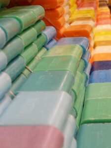 Saponette colorate esposte in ordine di colore